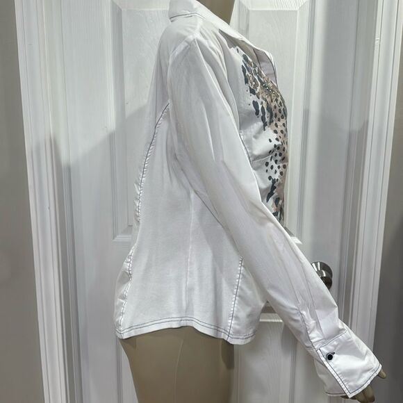 JUST WHITE BLOUSE. - Picture 4 of 10